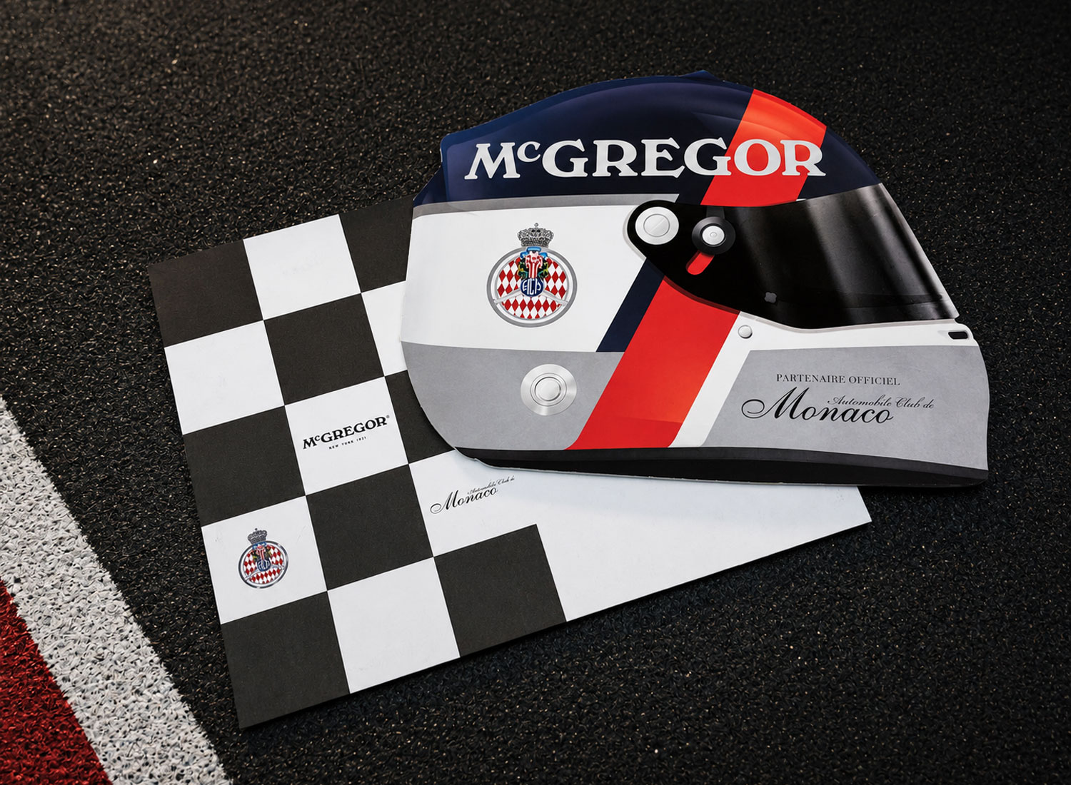 Plaquette luxe mode en forme de casque de Formule 1